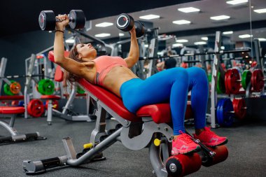 genç kız egzersiz yapıyor