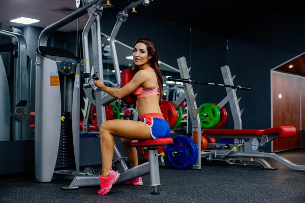 genç kız egzersiz yapıyor