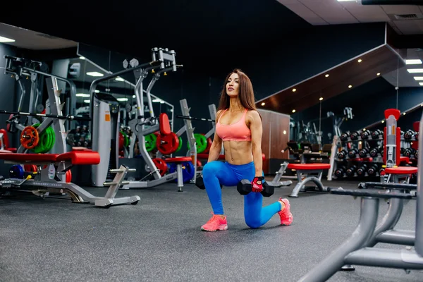 genç kız egzersiz yapıyor