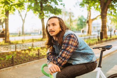 sabit vites bisiklet ile poz adam