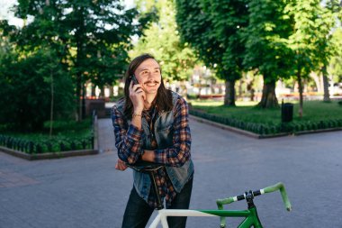 Genç adam cep telefonu kullanıyor.