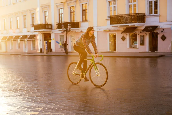 Homem andar de bicicleta de engrenagem fixa — Fotografia de Stock