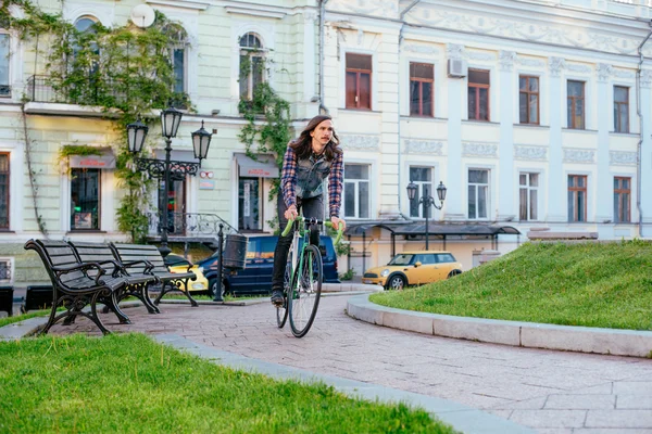Hombre montar en bicicleta de engranaje fijo — Foto de Stock