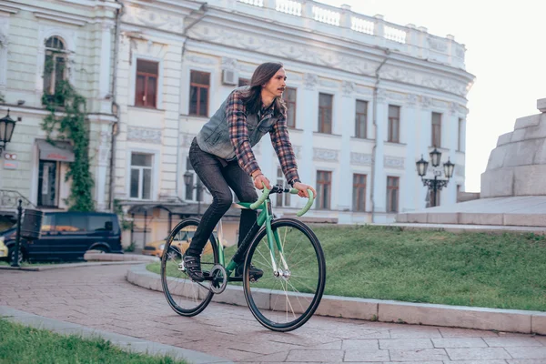 Hombre montar en bicicleta de engranaje fijo — Foto de Stock