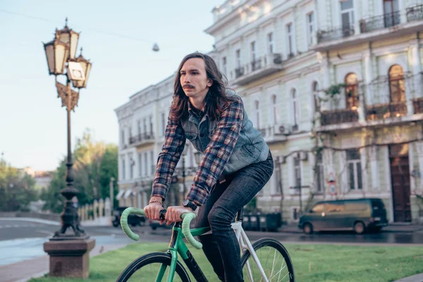 Homem andar de bicicleta de engrenagem fixa — Fotografia de Stock