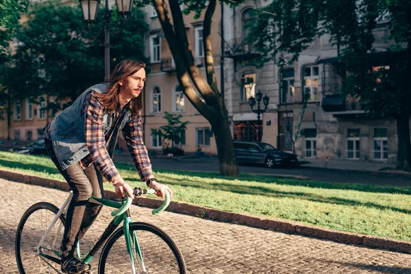 Homem andar de bicicleta de engrenagem fixa — Fotografia de Stock