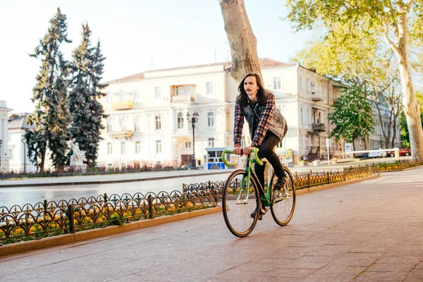 Hombre montar en bicicleta de engranaje fijo — Foto de Stock