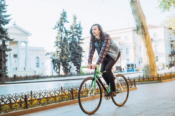 Hombre montar en bicicleta de engranaje fijo — Foto de Stock