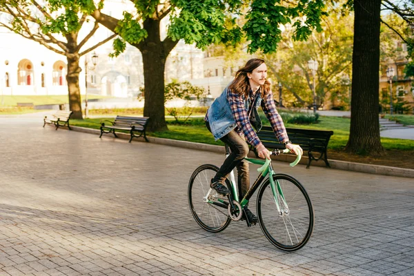 Hombre montar en bicicleta de engranaje fijo — Foto de Stock