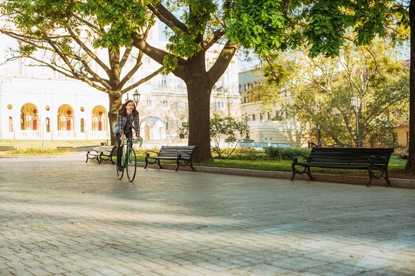 Homem andar de bicicleta de engrenagem fixa — Fotografia de Stock