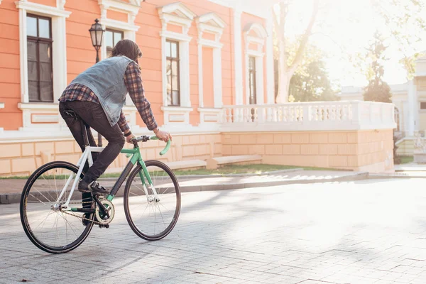 Чоловік їде на велосипеді з фіксованим дулом — стокове фото
