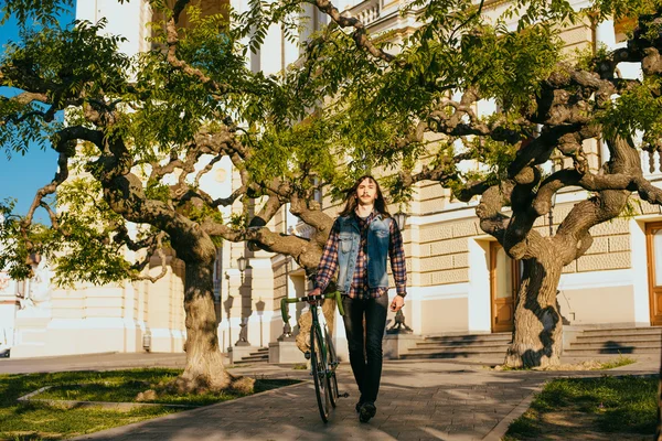 Homem posando com bicicleta de engrenagem fixa — Fotografia de Stock