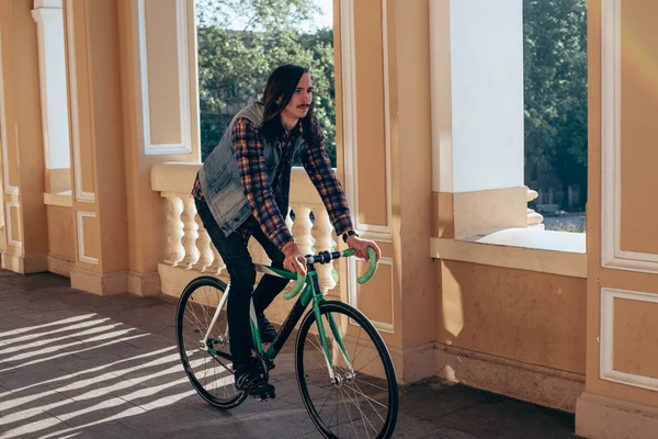 Homem andar de bicicleta de engrenagem fixa — Fotografia de Stock