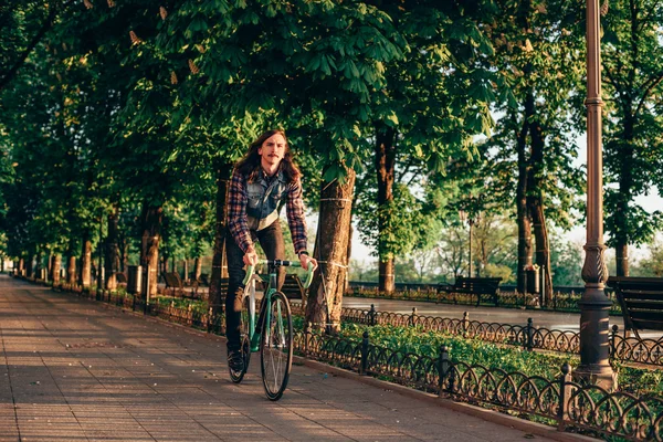 Homem andar de bicicleta de engrenagem fixa — Fotografia de Stock