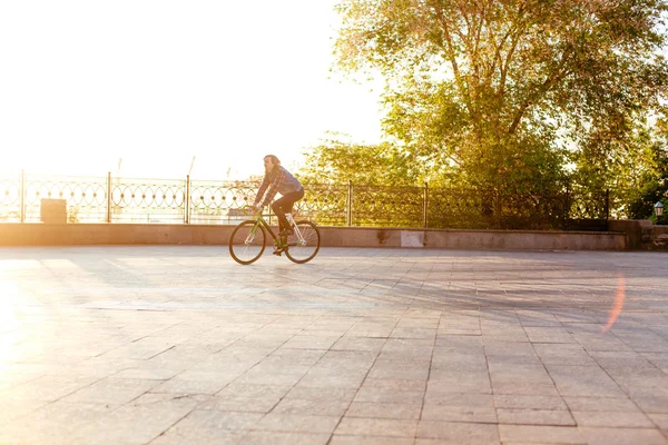 Uomo in bicicletta a scatto fisso — Foto Stock