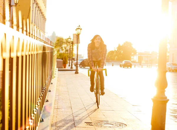 Homem andar de bicicleta de engrenagem fixa — Fotografia de Stock