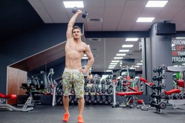 Spor salonunda egzersiz yapan erkek