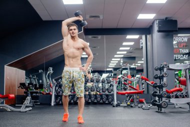 Spor salonunda egzersiz yapan erkek