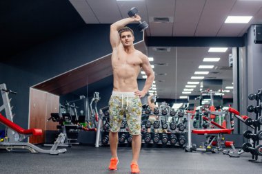 Spor salonunda egzersiz yapan erkek