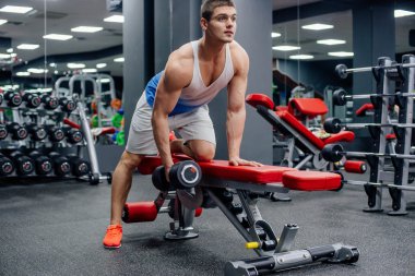 Spor salonunda egzersiz yapan erkek