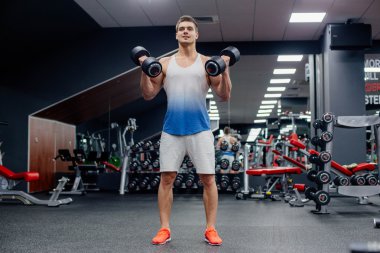 Spor salonunda egzersiz yapan erkek