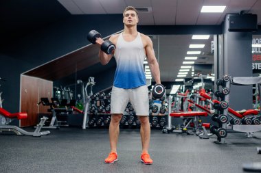 Spor salonunda egzersiz yapan erkek