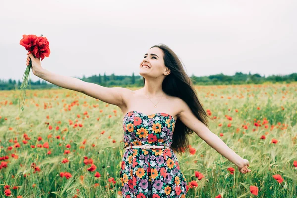 Jeune femme dans le champ de pavot — Photo