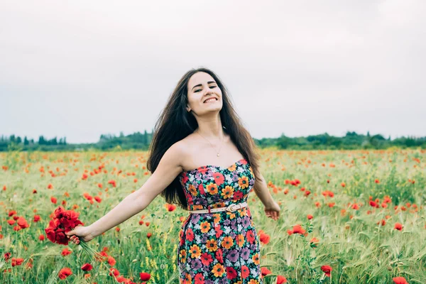 Jovem mulher no campo de papoula — Fotografia de Stock