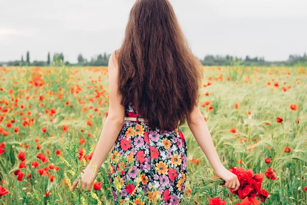 Jovem mulher no campo de papoula — Fotografia de Stock