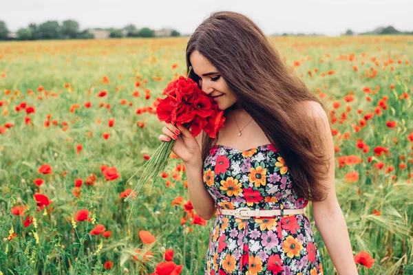 Jovem mulher no campo de papoula — Fotografia de Stock