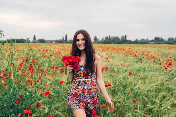 Jovem mulher no campo de papoula — Fotografia de Stock