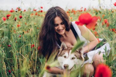 Köpekli genç kadın.