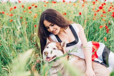 Köpekli genç kadın.