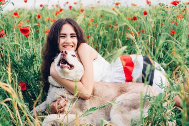 Köpekli genç kadın.