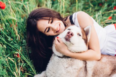 Köpekli genç kadın.