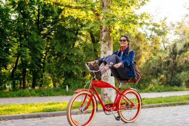 kadın binicilik bisiklet