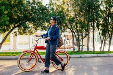 kadın binicilik bisiklet