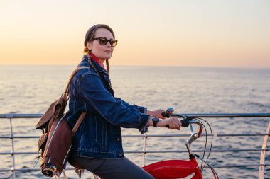 kadın vintage bisiklet ile