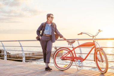 kadın vintage bisiklet ile