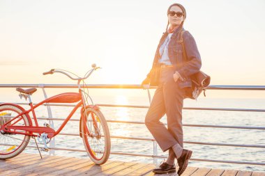 kadın vintage bisiklet ile
