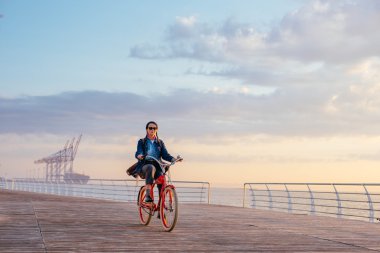 kadın vintage bisiklet ile