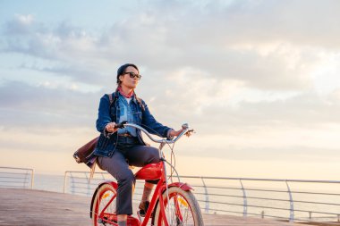 kadın vintage bisiklet ile