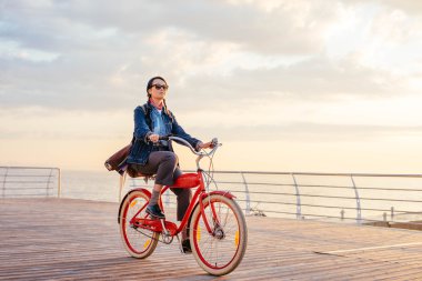 kadın vintage bisiklet ile