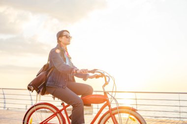 kadın vintage bisiklet ile