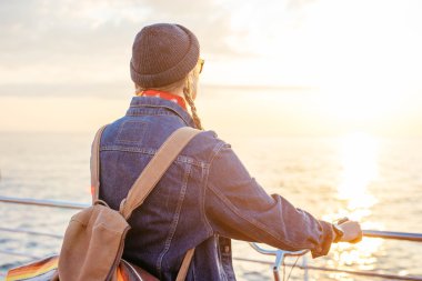 kadın vintage bisiklet ile