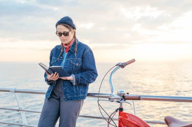 Deniz dinlenme Bisiklet kadınla