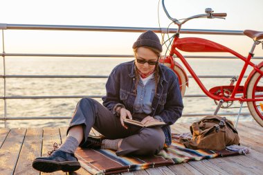 Deniz dinlenme Bisiklet kadınla