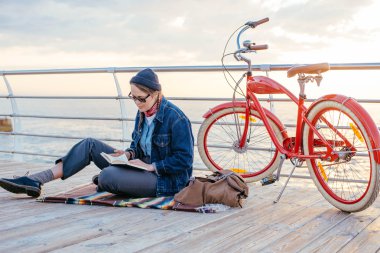 Deniz dinlenme Bisiklet kadınla