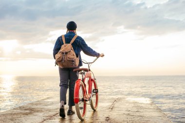 kadın vintage bisiklet ile