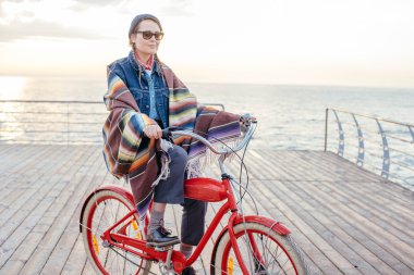 kadın vintage bisiklet ile